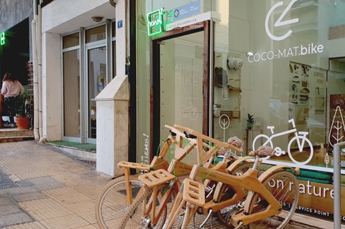 Η πλατεία Θεάτρου στο κέντρο της Αθήνας ξαναζωντανεύει με νέα καταστήματα και δημιουργικό πνεύμα