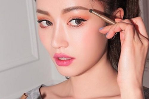 Δεν είναι ροζ: Όλες οι Γιαπωνέζες φορούν τώρα ρουζ σε αυτή την ασυνήθιστη απόχρωση