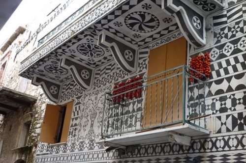 Το μεσαιωνικό χωριό της Ελλάδας που μοιάζει με περίτεχνο κέντημα 