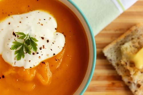 Θεϊκή βελουτέ κολοκυθόσουπα με μους γιαουρτιού της Αργυρώς Μπαρμπαρίγου 