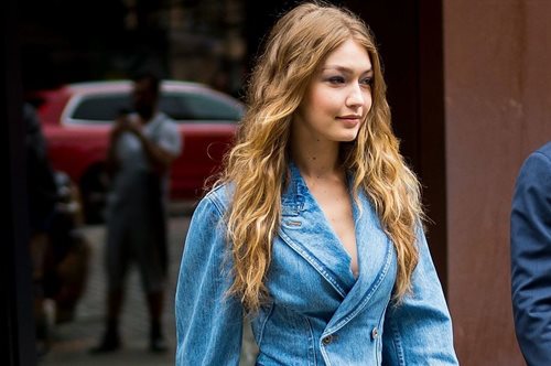 Η Τζίτζι Χαντίντ φόρεσε αυτό που καμία άλλη δεν έχει τολμήσει μέχρι τώρα