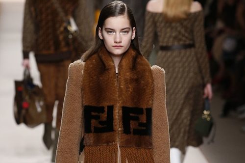 Το μαντήλι του οίκου Fendi που κοστίζει 850 ευρώ έγινε viral για έναν αλλόκοτο λόγο