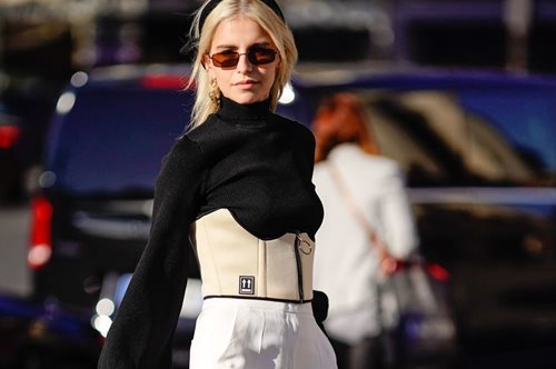 Μικρό μέγεθος, μεγάλη τάση: Το ανορθόδοξο στυλ τσάντας που θα ποθήσουμε το χειμώνα