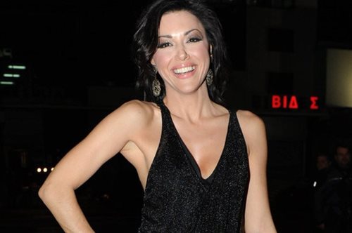 Η Σίσσυ Φειδά ανοίγει το σπίτι της και μαγειρεύει στην κουζίνα της noodles με κοτόπουλο