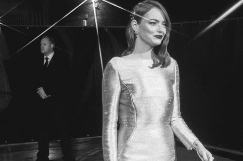 Καμία άλλη δεν τη φόρεσε τόσο εντυπωσιακά όσο η Έμα Στόουν: Απόχρωση αποτελεί τάση γι' αυτή τη σεζόν