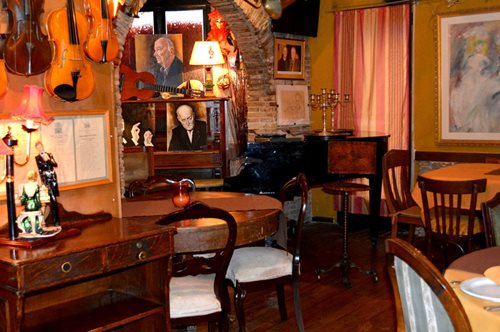 Το θρυλικό εστιατόριο που αποτέλεσε το αγαπημένο στέκι του Μάνου Χατζιδάκι και η ιστορία του