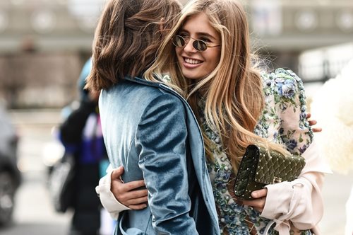 Αυτά τα «γεροντικά» παπούτσια κερδίζουν έδαφος σαν το μεγάλο μυστικό μεταξύ των ενημερωμένων