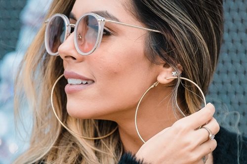 Δεν είναι κρίκοι: Η νέα μανία του fashion κοινού στα σκουλαρίκια μοιάζει παλιά 