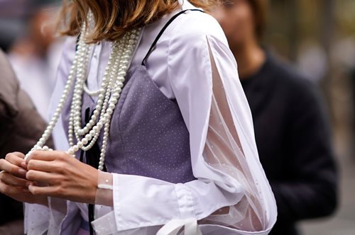 Έχει πέρλες αλλά δεν αρκεί: Το «άσχημο» κόσμημα προσώπου που έχει διχάσει τον κόσμο της μόδας