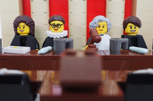 Η κοινοτοπία της ορθότητας και οι “αστυνόμοι” της διπλανής πόρτας