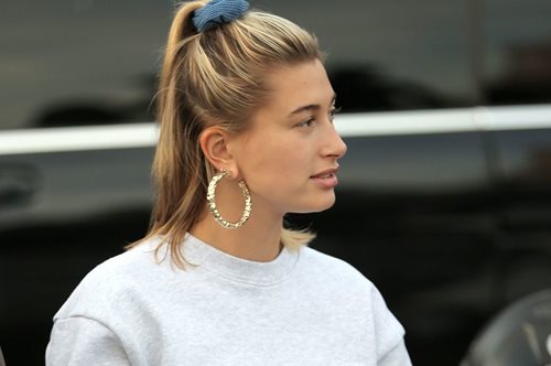 Ευχαριστούμε Hailey Baldwin, που μας έδειξες πώς συνδυάζεται το πιο δύσκολο παντελόνι