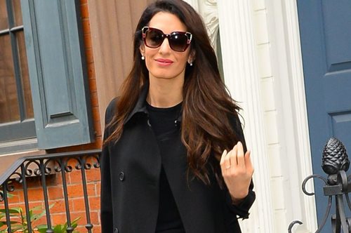 Bρήκαμε το casual μαύρο φόρεμα της Αμάλ Κλούνεϊ στα Bershka και κοστίζει 20 ευρώ