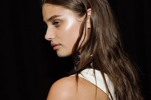 Η πλούσια ελληνική μάσκα με λάδι Αβυσσηνίας θα ενυδατώσει βαθιά τα βαμμένα μαλλιά σου