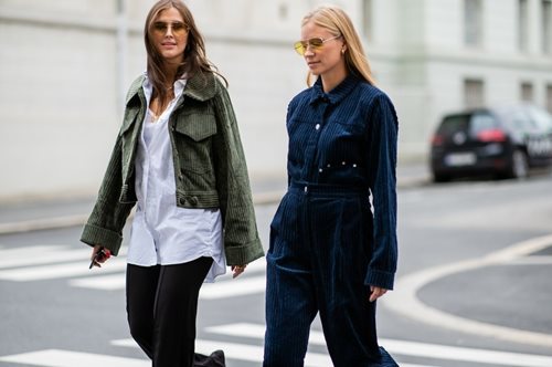 Δεν είναι τζιν: Το στιλάτο εφαρμοστό παντελόνι που θα φοράμε όλο το χειμώνα