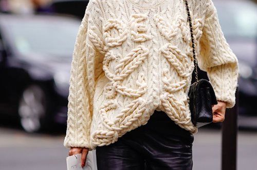 Το τζάκετ που δεν αποχωριζόταν ποτέ η Κάρι Μπράντσο είναι το νέο πάθος των fashionistas