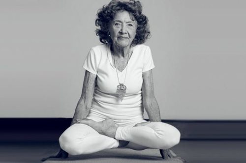 Η γηραιότερη δασκάλα γιόγκα στον κόσμο, έχει μια φράση που τη λέει ξανά και ξανά κάθε πρωί 