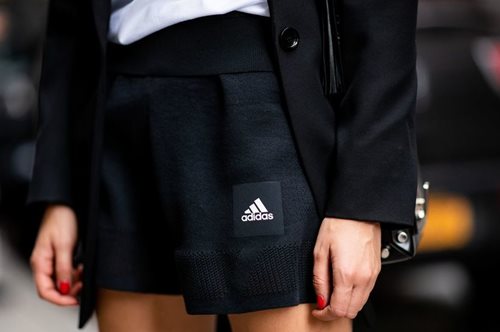 Το νέο πρακτικό αθλητικό σουτιέν της Adidas σχεδιάστηκε για να στηρίζει το σώμα σου