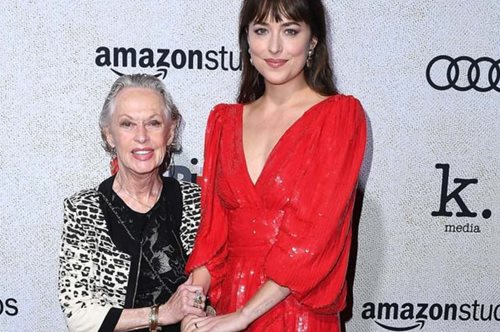 Από ποια διάσημη κυρία συνοδευόταν η Ντακότα Τζόνσον στο κόκκινο χαλί