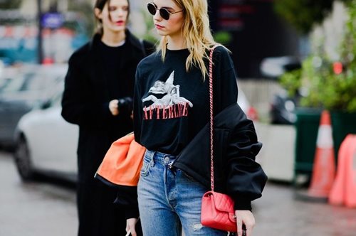 Καμία γυναίκα στον πλανήτη Μόδα δε φοράει πλέον το τζιν της με αυτόν τον (παλιό) τρόπο