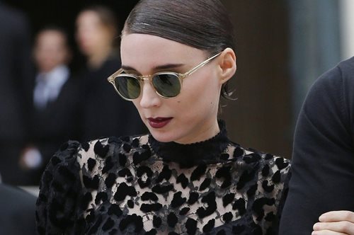 Το περίεργο αξεσουάρ της Rooney Mara μας θύμισε τις «50 Αποχρώσεις του Γκρι»