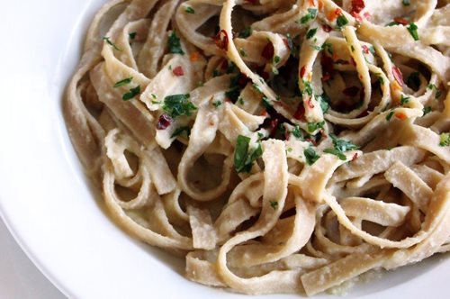 Λευκή μακαρονάδα διαίτης στο τηγάνι: Μπορούμε να φάμε το αγαπημένο φαγητό με λίγες θερμίδες 