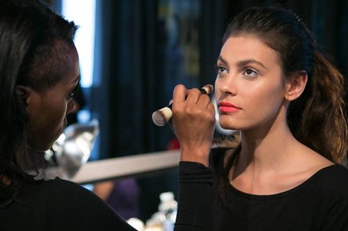 Μην επιχειρήσεις να ξαναφορέσεις κονσίλερ μέχρι να δεις αυτό το βίντεο 