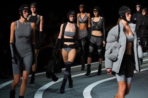 Πού οδηγεί η πλήξη στη μόδα και πώς οδηγηθήκαμε καταναλωτές και δημιουργοί στη fast fashion εποχή; 