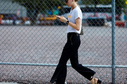 Ανατροπή: Το λευκό T-shirt της φετινής σεζόν δεν έχει καμία σχέση με αυτό που γνωρίζαμε