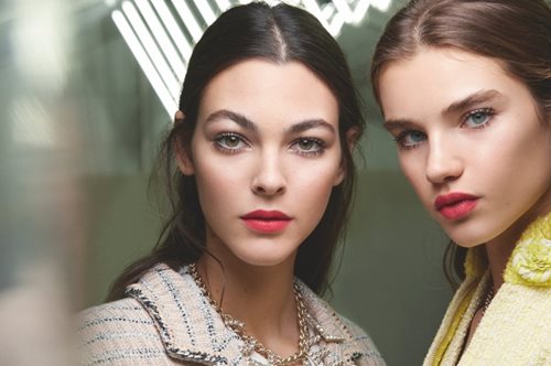 Το βελούδινο χρώμα σκιάς που δίνει ένταση στο βλέμμα