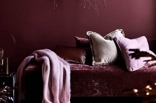 Βελούδο και αποχρώσεις του κρασιού: Φέτος το σπίτι σου φοράει τα καλά του