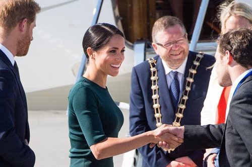 Το περίεργο σημάδι στο πόδι της Μέγκαν Μαρκλ αποκαλύφθηκε με το που έβγαλε τα ψηλοτάκουνα