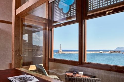 Το καλύτερο και πιο ατμοσφαιρικό, ιστορικό ξενοδοχείο της Ευρώπης βρίσκεται στο λιμάνι των Χανίων 