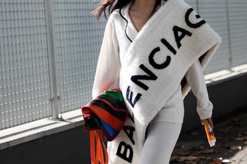 Αυτός είναι ο τρόπος που φορούν τα μεγάλα κασκόλ οι γυναίκες που παίζουν τη μόδα στα δάχτυλά τους