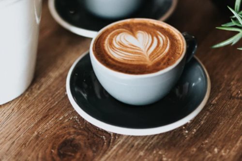 Το μπαχαρικό που θα αντικαταστήσει τη ζάχαρη και θα κάνει τον καφέ σου γλυκό χωρίς θερμίδες