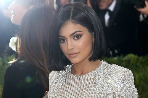 Τα νέα σοφιστικέ γυαλιά της Κάιλι Τζένερ που τώρα όλες θέλουν να αγοράσουν