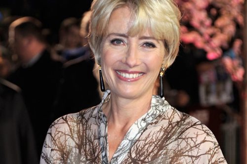 Ακομπλεξάριστη: Η Έμμα Τόμσον έλαβε τιμητική διάκριση από το παλάτι φορώντας sneakers