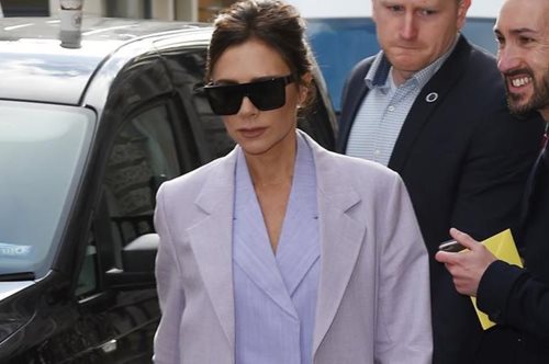 Η Βικτόρια Μπέκαμ βρήκε ένα νέο τρόπο να φορά το τζιν με το λευκό T-shirt