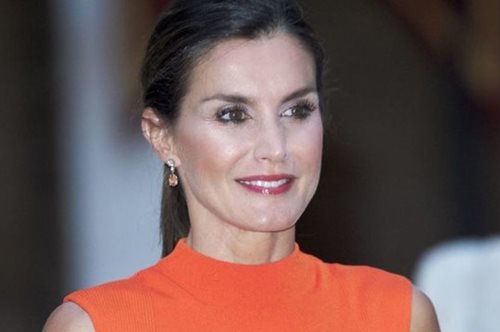 Η χρυσή φούστα της βασίλισσας Λετίσια από τα Zara είναι το must κομμάτι των γιορτών