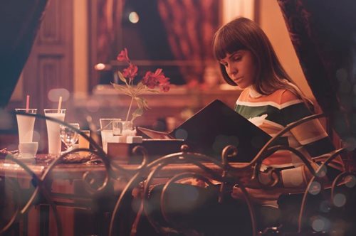 Τα βίντεο στο YouTube που δείχνουν αγνώστους να τρώνε μόνοι γίνονται viral - ο λόγος είναι θλιβερός