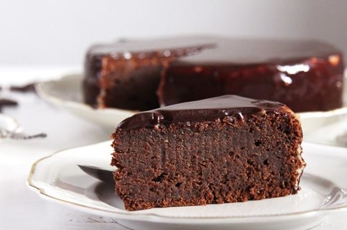 Ζουμερή σοκολατόπιτα με λαχταριστό γλάσο χωρίς βούτυρο που λιώνει στο στόμα 