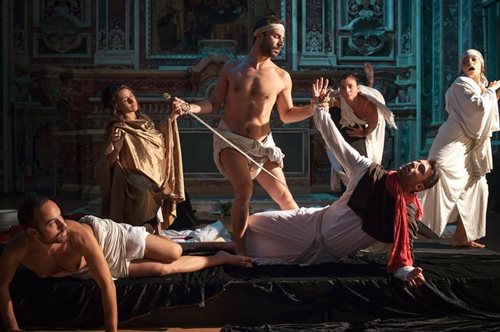 Θα σου κοπεί η ανάσα βλέποντας αυτόν το θίασο να ζωντανεύει πίνακες του Καραβάτζιο