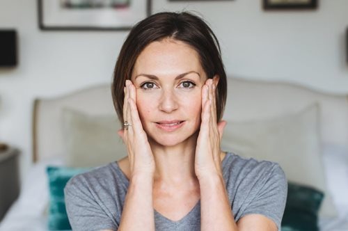 Κόψε χρόνια: Με αυτή την 3λεπτη θεραπεία που μπορείς να κάνεις μόνη στο σπίτι