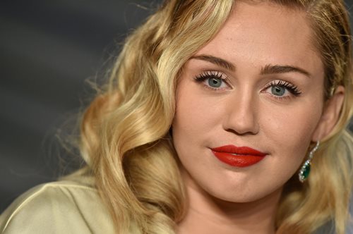 Η Μάιλι Σάιρους έχασε το σπίτι της στη φωτιά αλλά δήλωσε «ευγνώμων για ό,τι μου έμεινε»