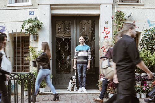 «Οι ξένοι φίλοι μου την ερωτεύονται»: Ο Επιφάνιος Σκιαθίτης μιλάει για την πλατεία Βικτωρίας 