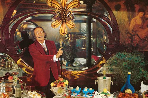 Στο άδυτο των σουρεαλιστικών πάρτι του Σαλβαντόρ Νταλί: βιβλίο μας ξεναγεί στον αλλόκοτο κόσμο τους