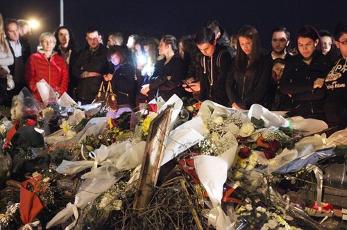 Tι έκαναν εκατοντάδες άνθρωποι χθες, στο σημείο που σκοτώθηκε ο Παντελίδης;