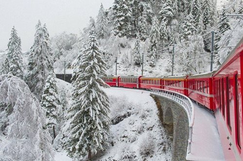 Το κόκκινο τρένο των Χριστουγέννων στην πιο μαγευτική διαδρομή των χιονισμένων Άλπεων 