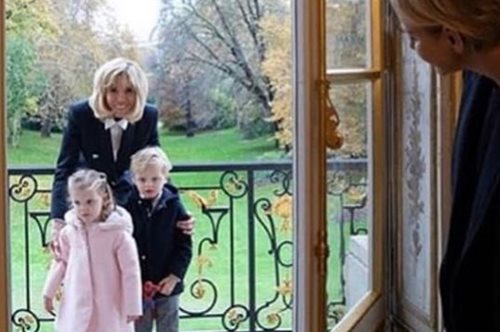 Όταν η Μπριζίτ Μακρόν συνάντησε τα δίδυμα του Μονακό στο σπίτι της στο Παρίσι