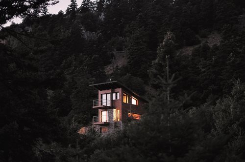 Μια μεγάλη έκπληξη κρύβει στο εσωτερικό του ένα σαλέ στον Παρνασσό, φωλιασμένο ανάμεσα στα έλατα