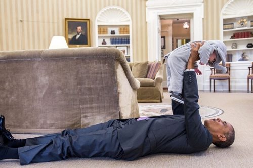 38 εικόνες που αποδεικνύουν ότι τα πιτσιρίκια λατρεύουν τον Ομπάμα